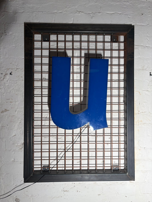 Vintage Leuchtbuchstabe U – Original aus alter Leuchtreklame