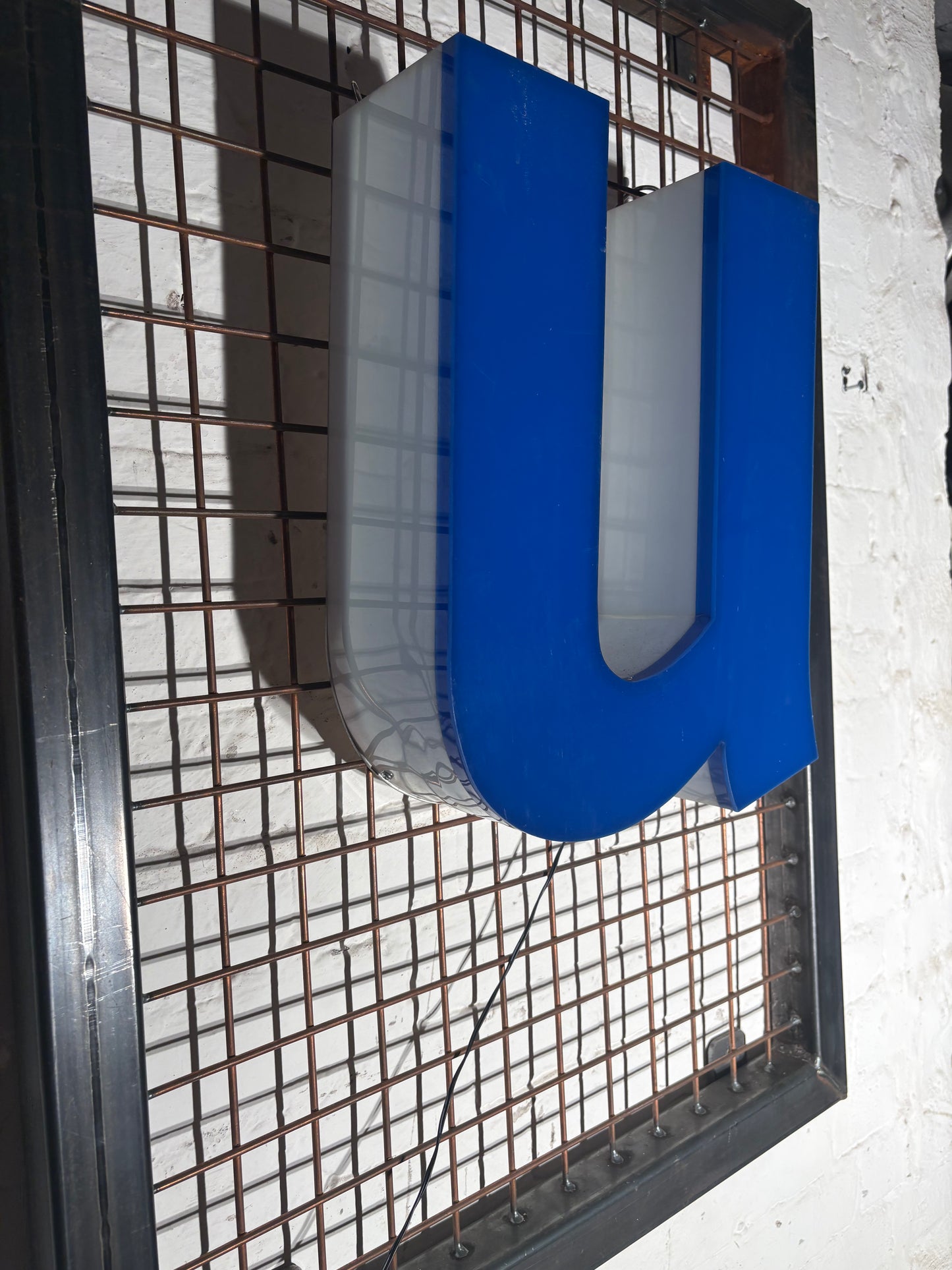 Vintage Leuchtbuchstabe U – Original aus alter Leuchtreklame