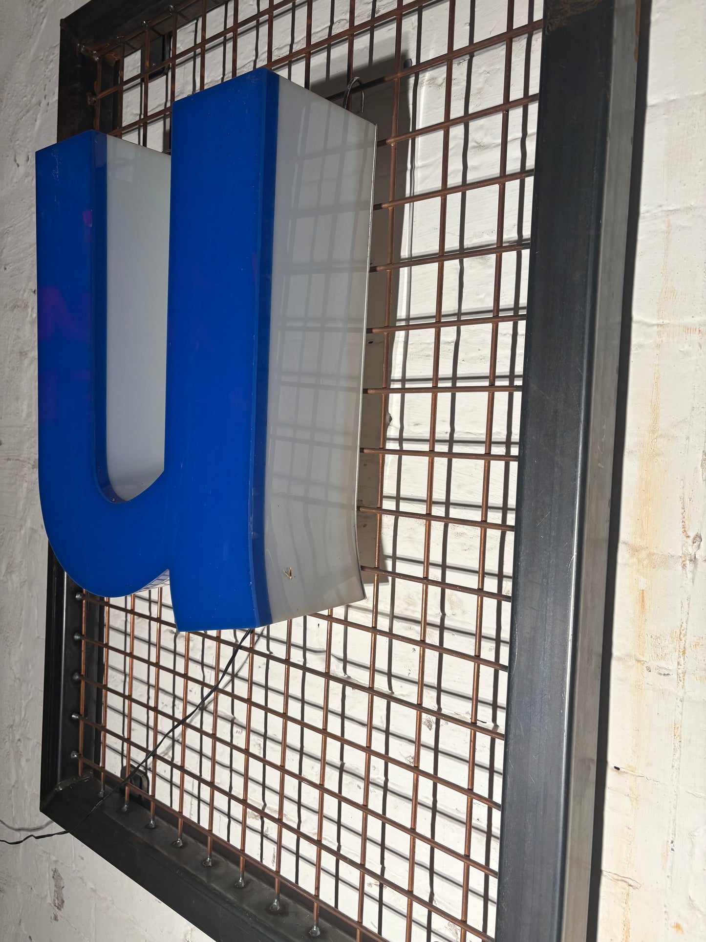 Vintage Leuchtbuchstabe U – Original aus alter Leuchtreklame