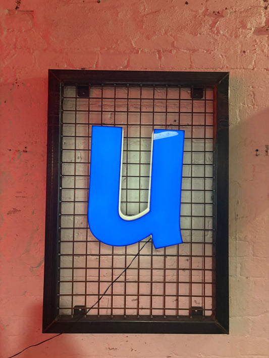 Vintage Leuchtbuchstabe U – Original aus alter Leuchtreklame