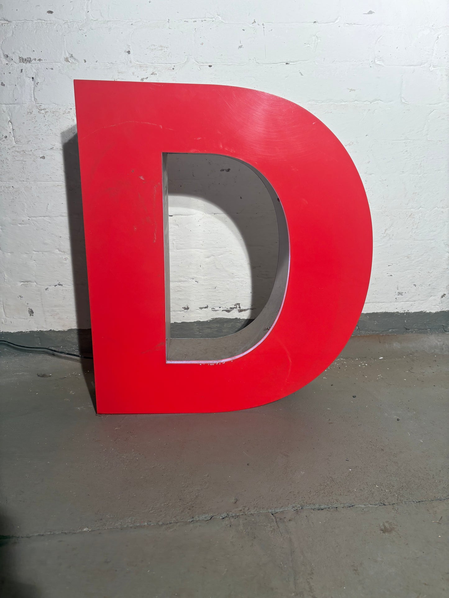 Vintage Leuchtbuchstabe D – Original aus alter Leuchtreklame