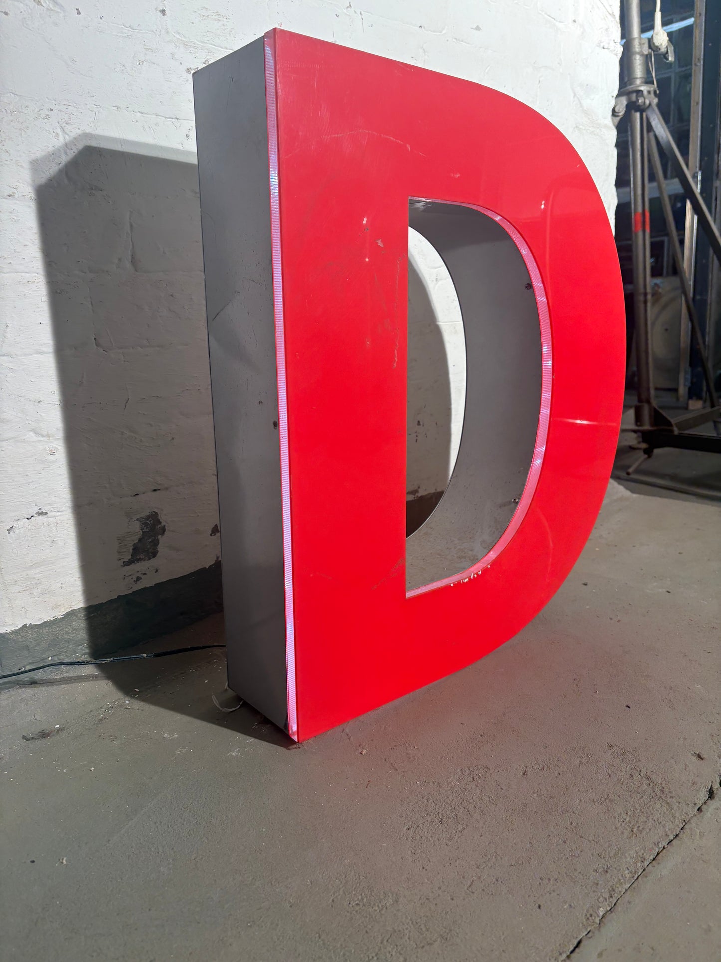 Vintage Leuchtbuchstabe D – Original aus alter Leuchtreklame