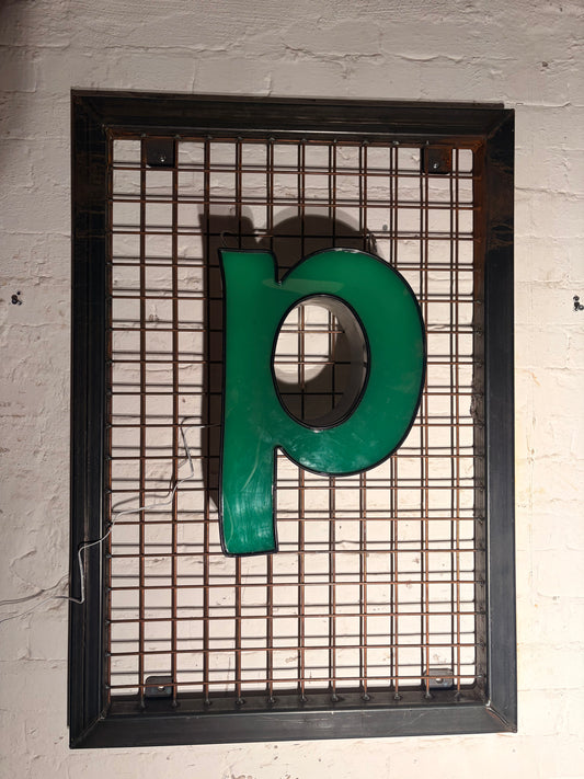 Vintage Leuchtbuchstabe P – Original aus alter Leuchtreklame