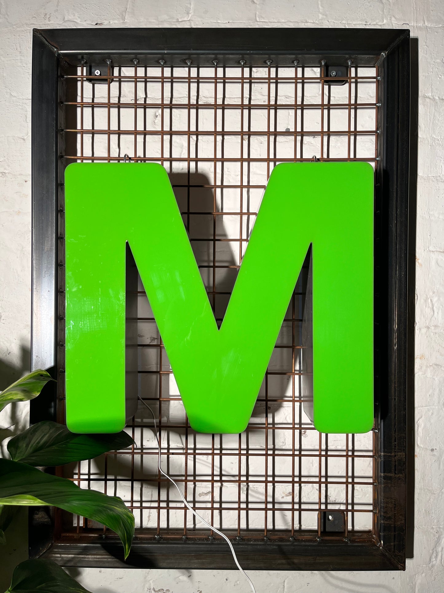 Buchstabe M – Vintage Leuchtbuchstabe aus Metall