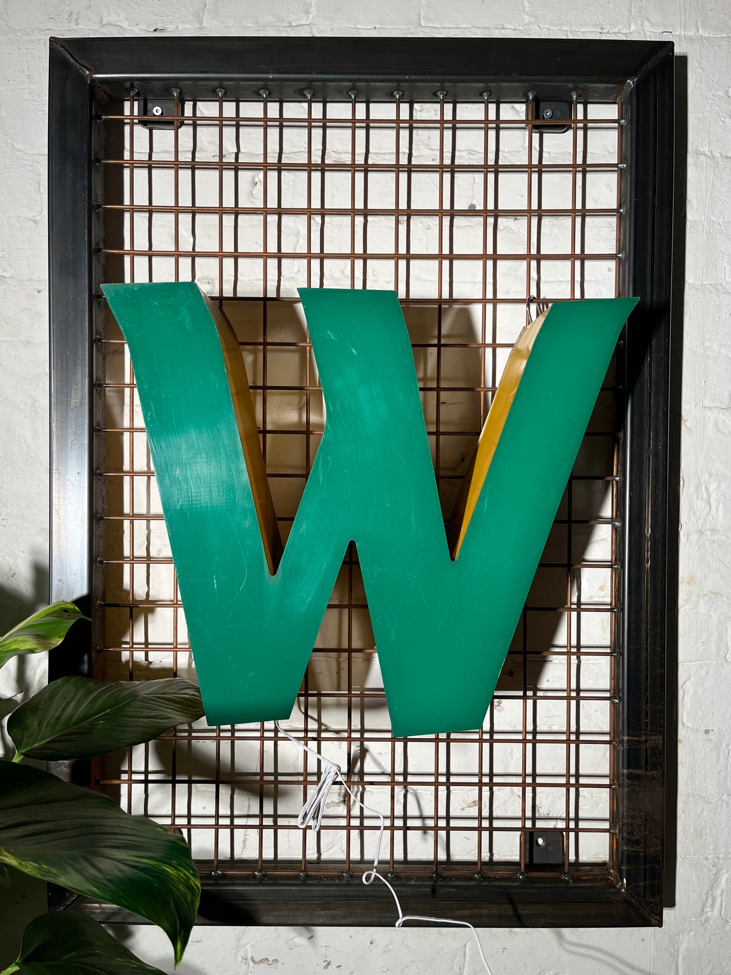 Buchstabe W – Vintage Leuchtbuchstabe aus Metall