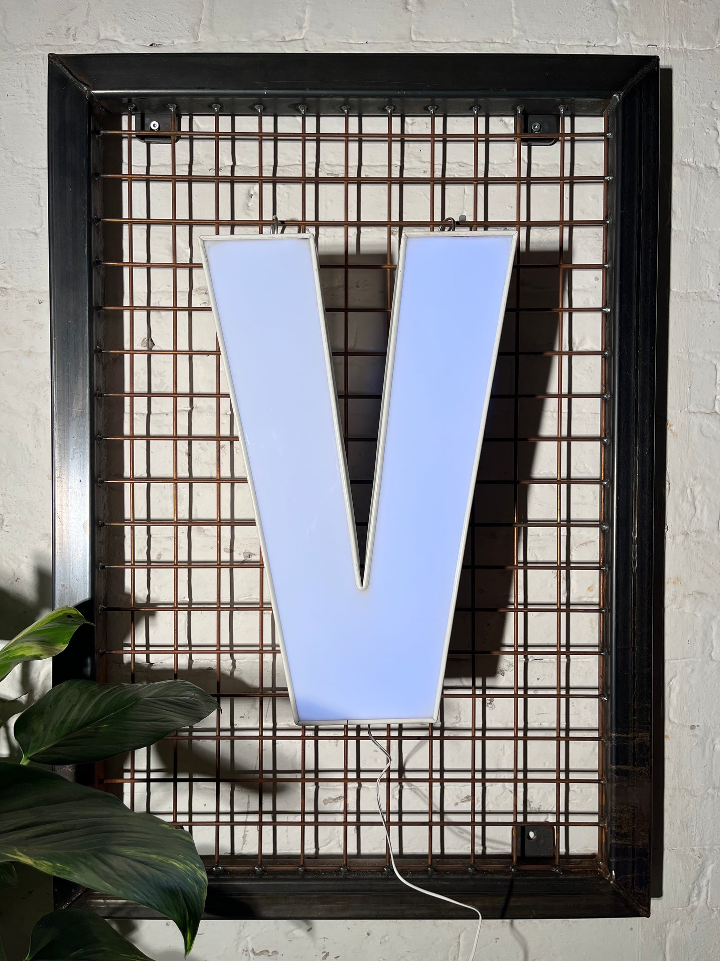 Buchstabe V – Vintage Leuchtbuchstabe aus Metall