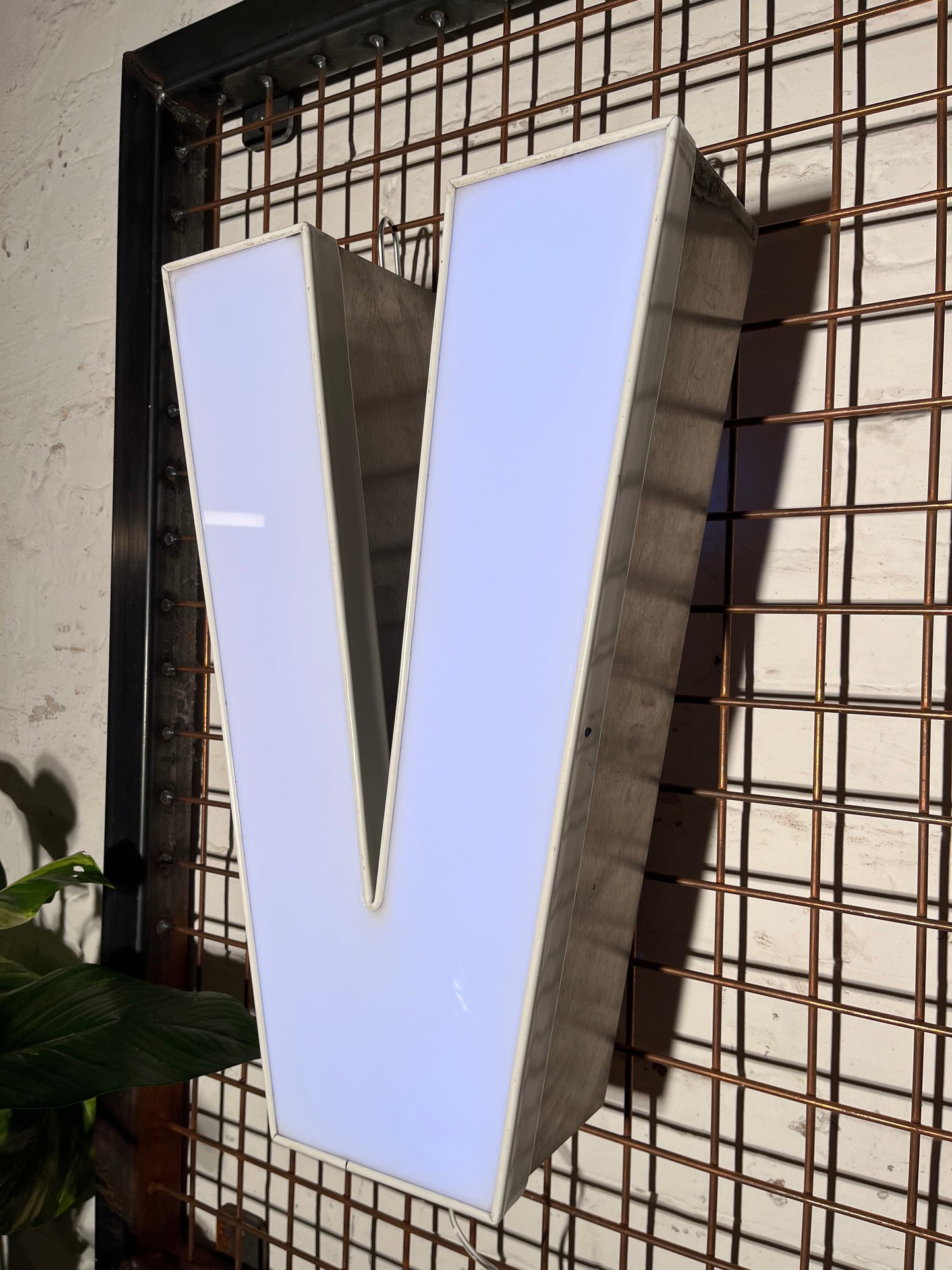 Buchstabe V – Vintage Leuchtbuchstabe aus Metall