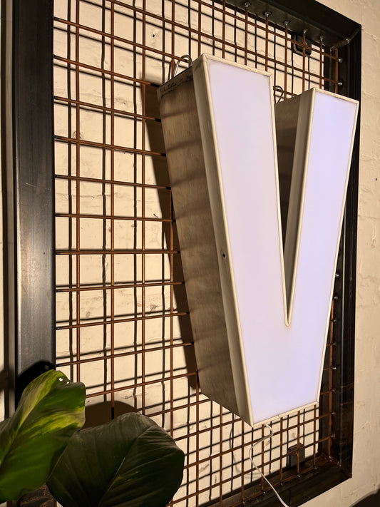 Buchstabe V – Vintage Leuchtbuchstabe aus Metall
