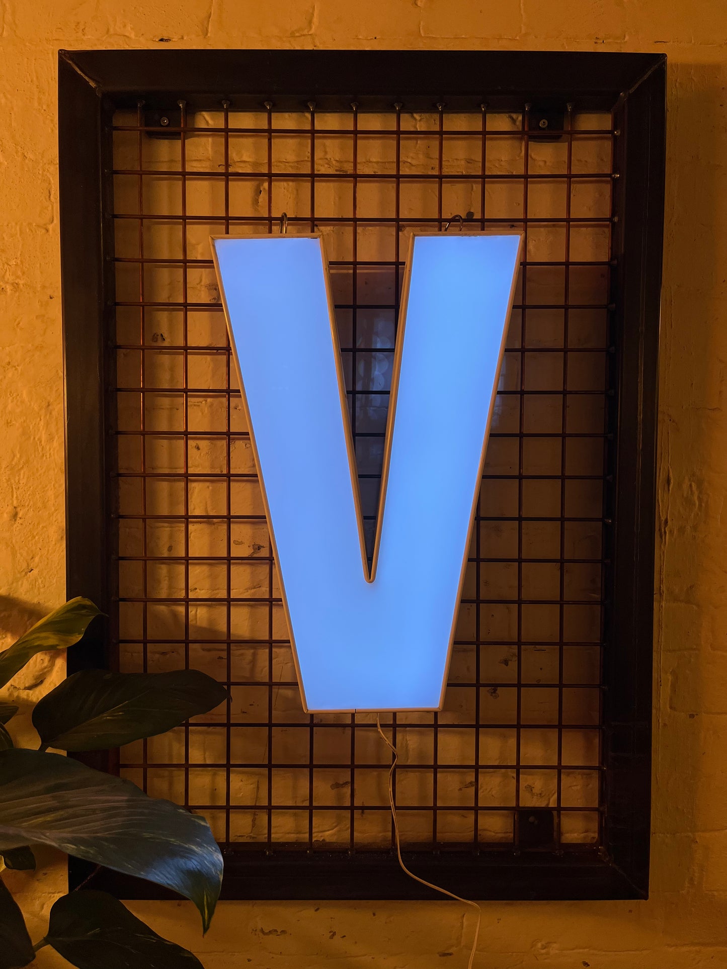 Buchstabe V – Vintage Leuchtbuchstabe aus Metall