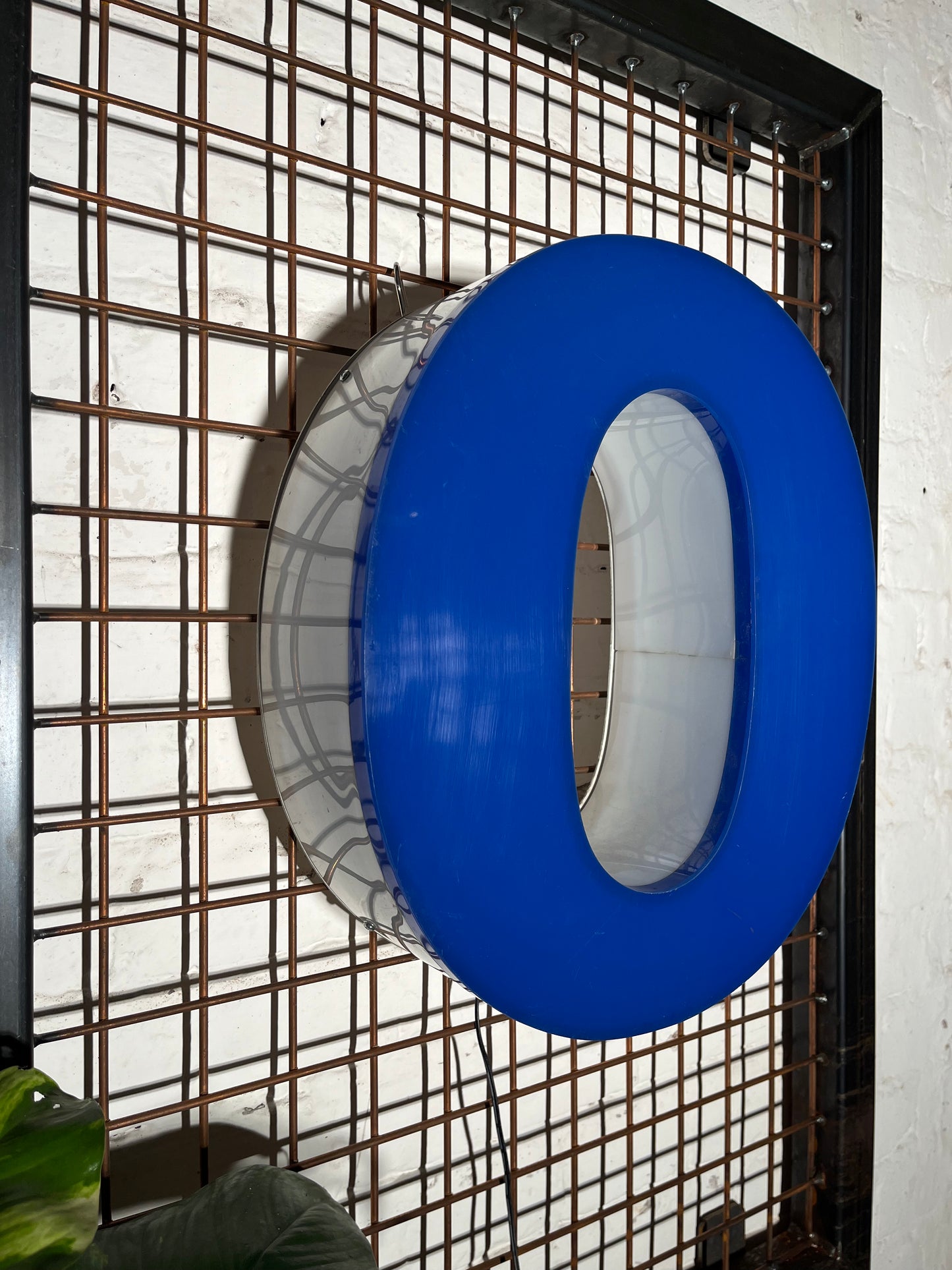 Buchstabe O – Vintage Leuchtbuchstabe aus Metall