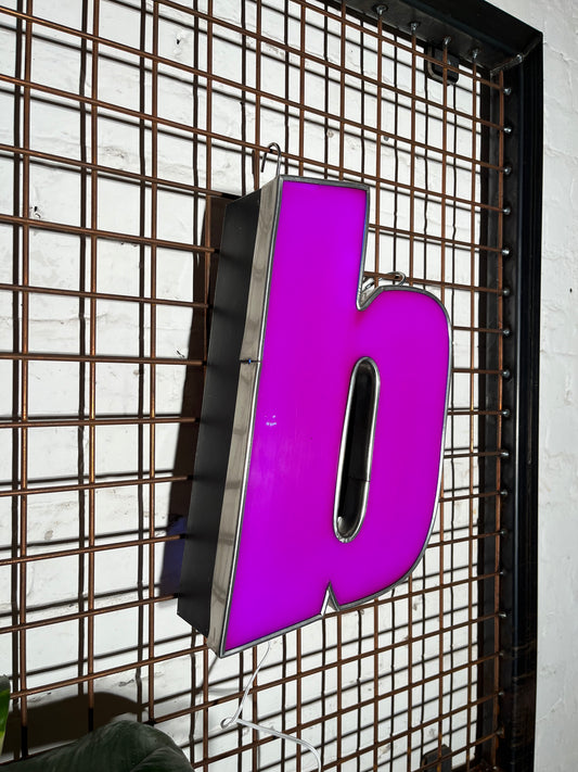 Buchstabe B – Vintage Leuchtbuchstabe aus Metall