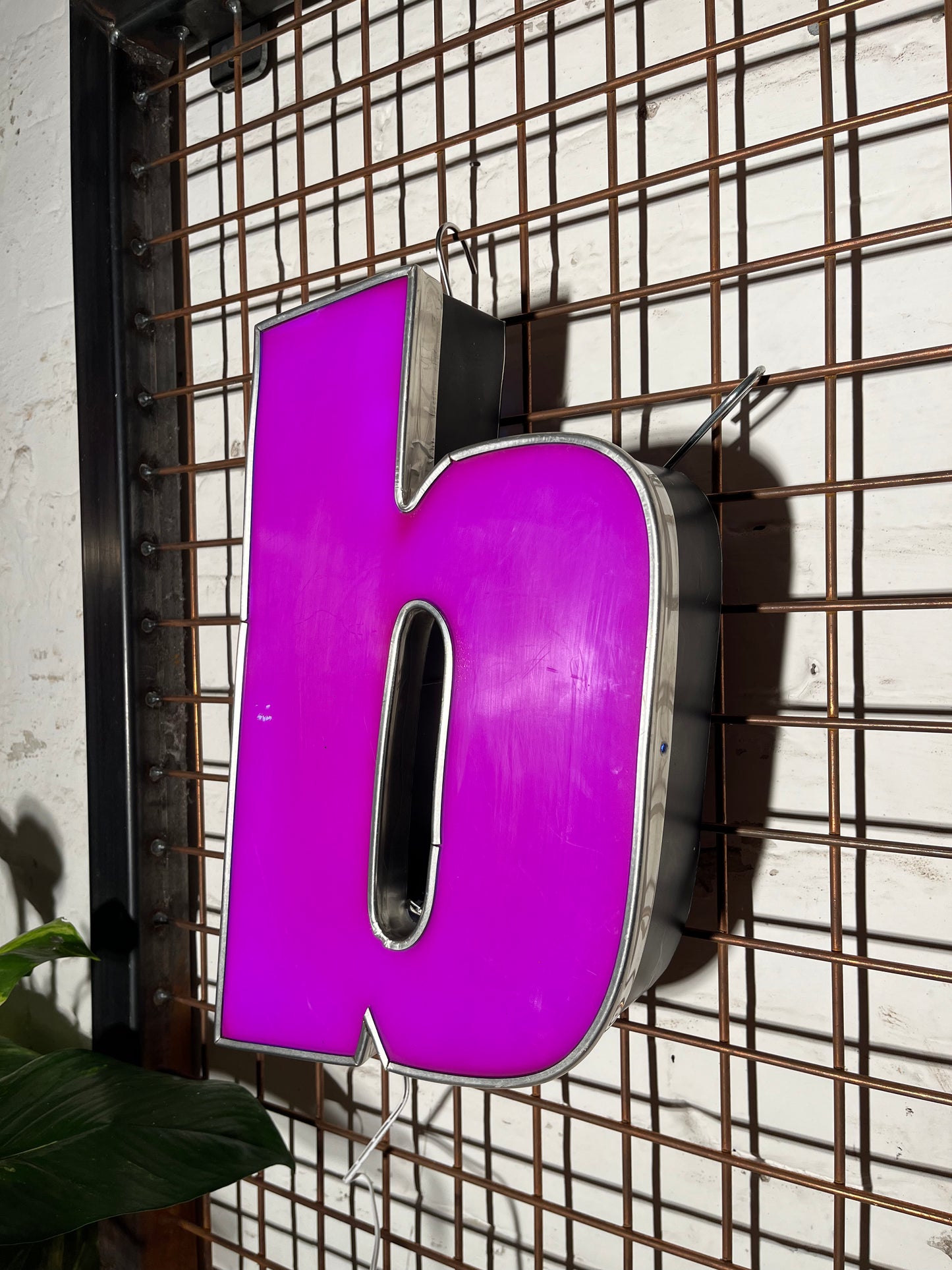 Buchstabe B – Vintage Leuchtbuchstabe aus Metall