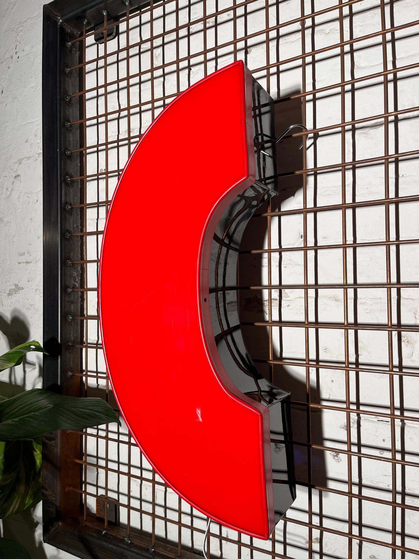 Buchstabe C – Vintage Leuchtbuchstabe aus Metall