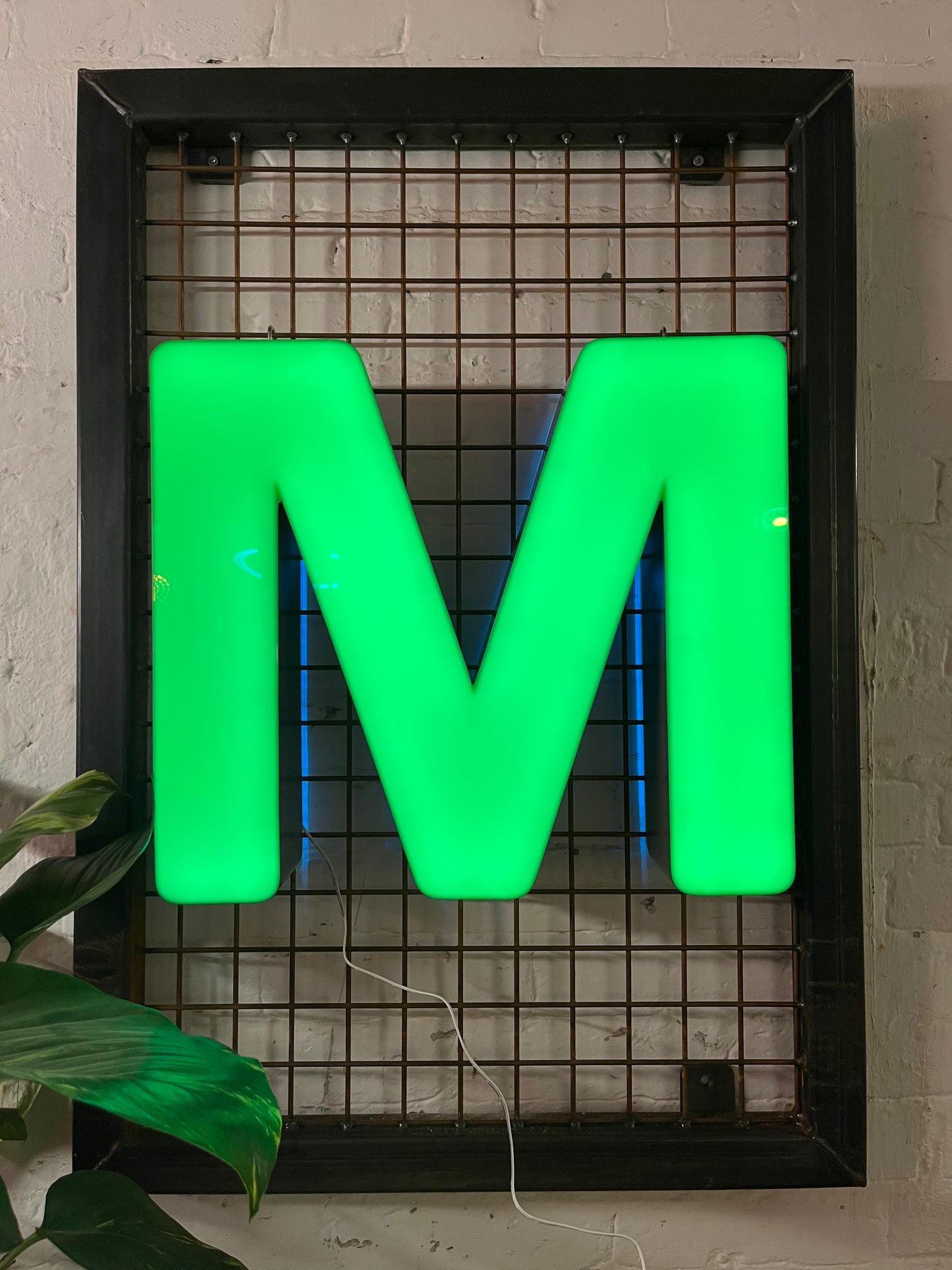 Buchstabe M – Vintage Leuchtbuchstabe aus Metall