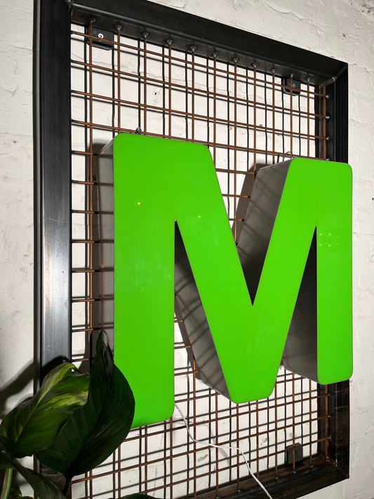 Buchstabe M – Vintage Leuchtbuchstabe aus Metall