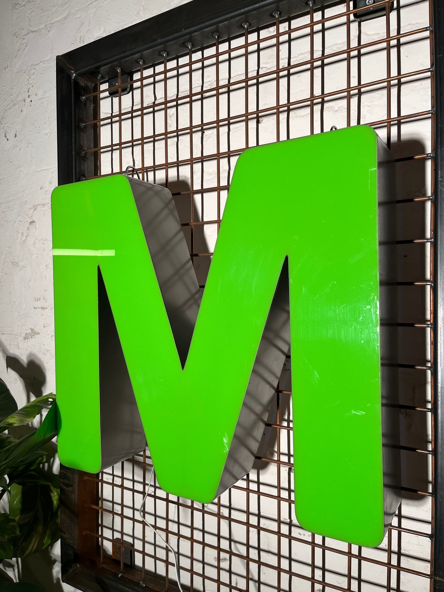 Buchstabe M – Vintage Leuchtbuchstabe aus Metall