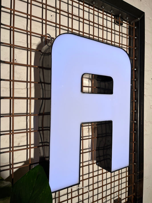 Buchstabe A – Vintage Leuchtbuchstabe aus Metall