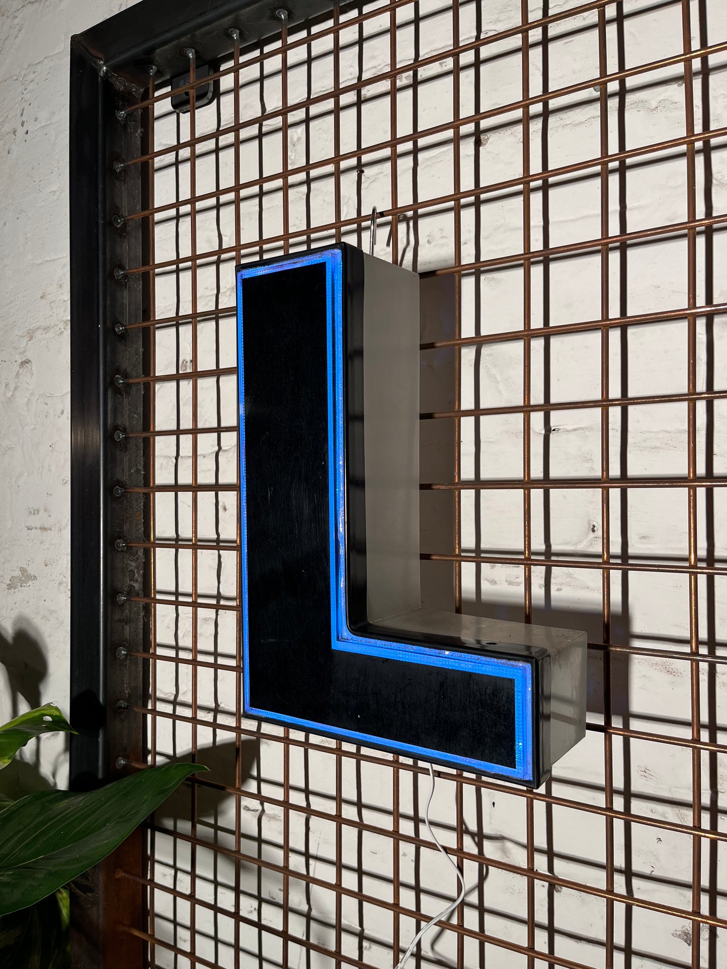 Buchstabe L – Vintage Leuchtbuchstabe aus Metall