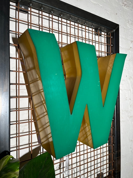 Buchstabe W – Vintage Leuchtbuchstabe aus Metall
