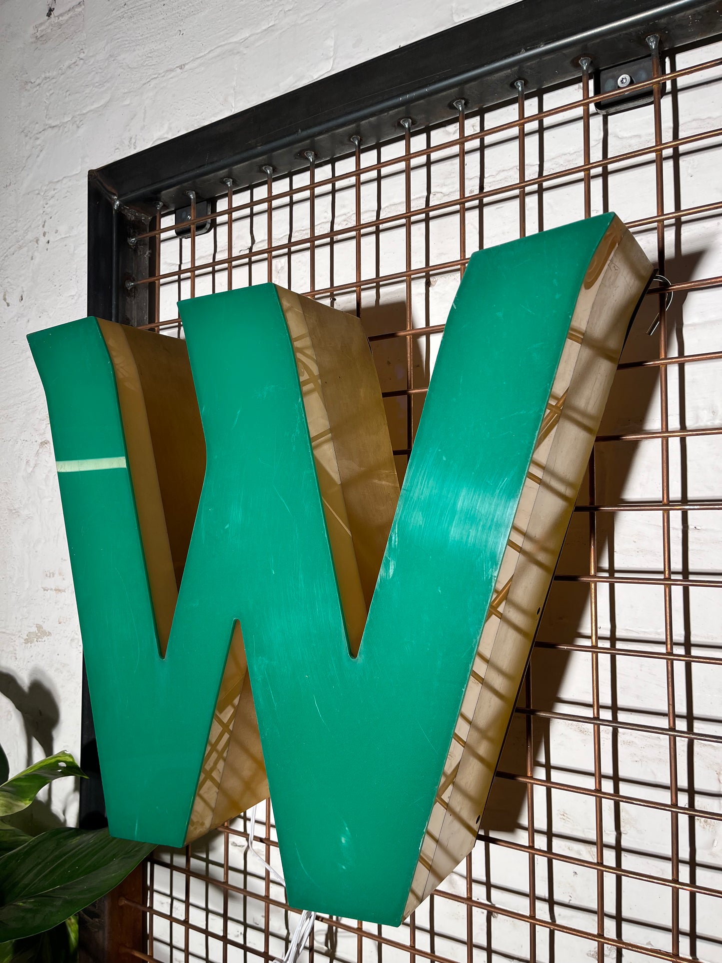 Buchstabe W – Vintage Leuchtbuchstabe aus Metall