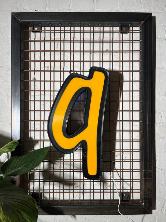 Buchstabe Q – Vintage Leuchtbuchstabe aus Metall