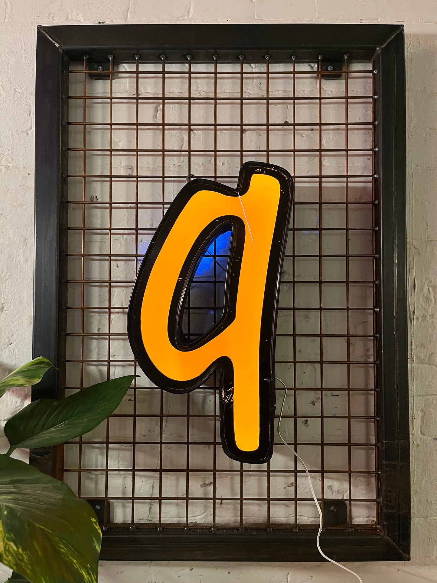 Buchstabe Q – Vintage Leuchtbuchstabe aus Metall