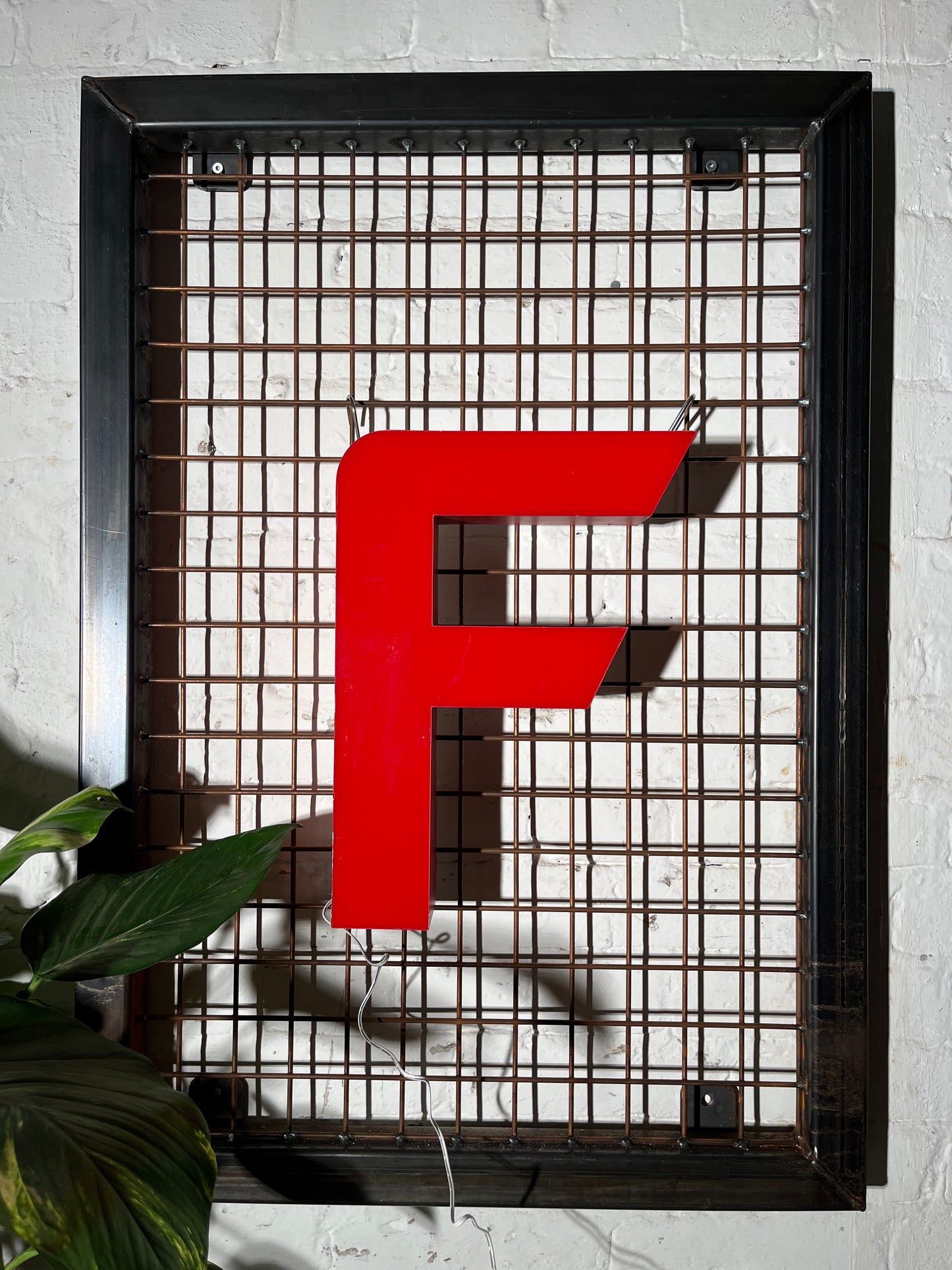 Buchstabe F – Vintage Leuchtbuchstabe aus Metall