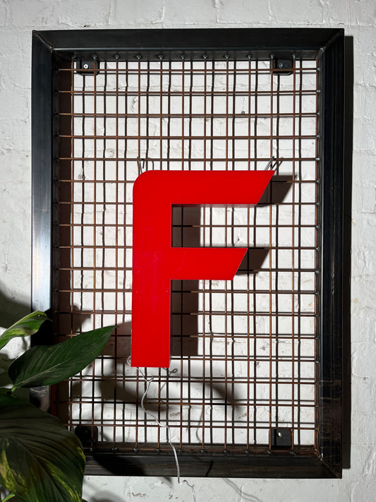Buchstabe F – Vintage Leuchtbuchstabe aus Metall