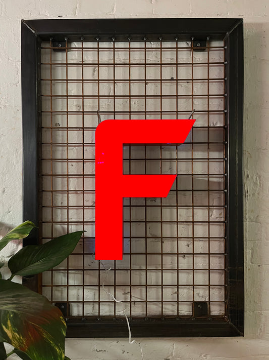 Buchstabe F – Vintage Leuchtbuchstabe aus Metall