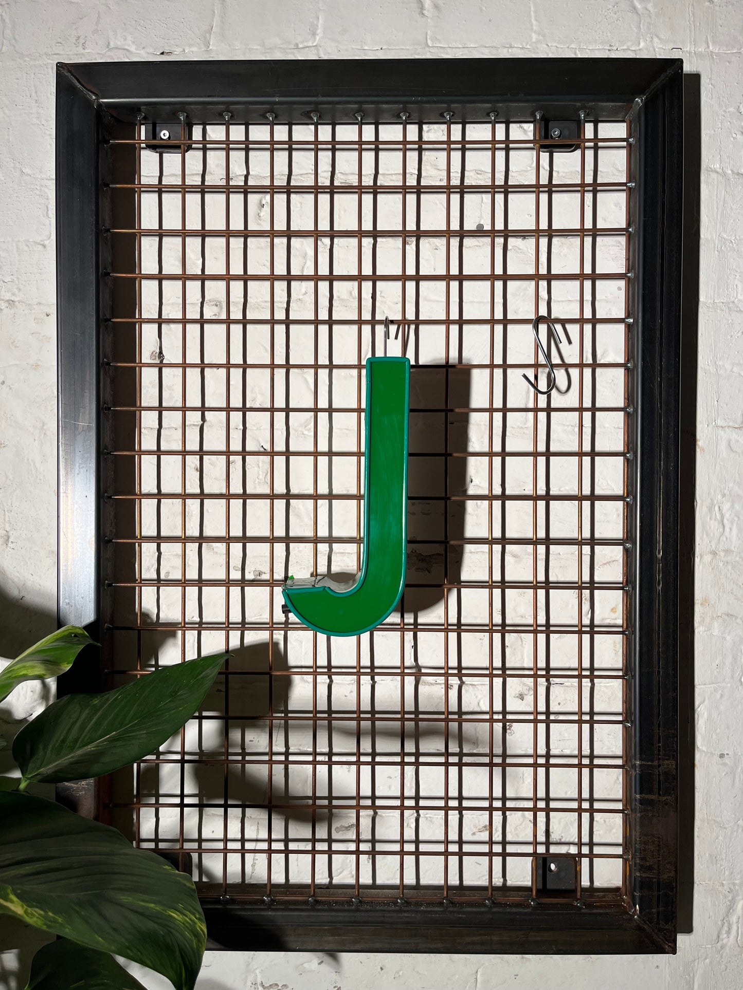 Buchstabe J – Vintage Leuchtbuchstabe aus Metall