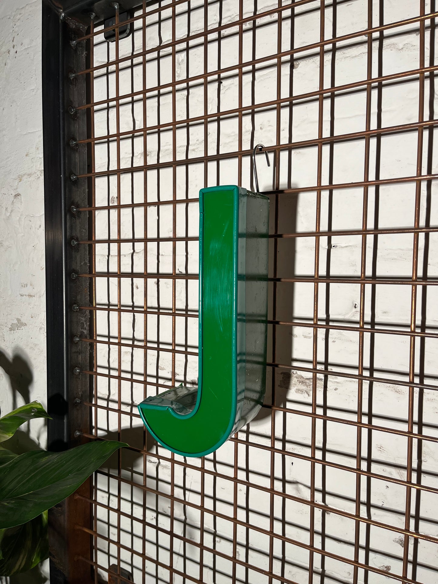 Buchstabe J – Vintage Leuchtbuchstabe aus Metall