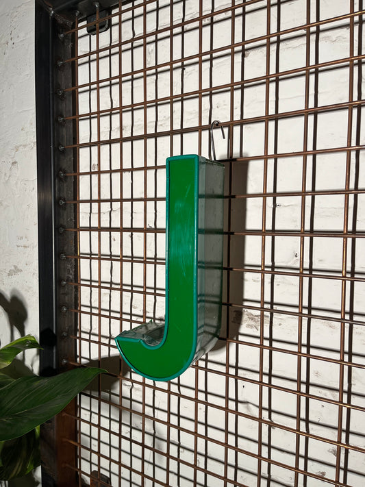 Buchstabe J – Vintage Leuchtbuchstabe aus Metall