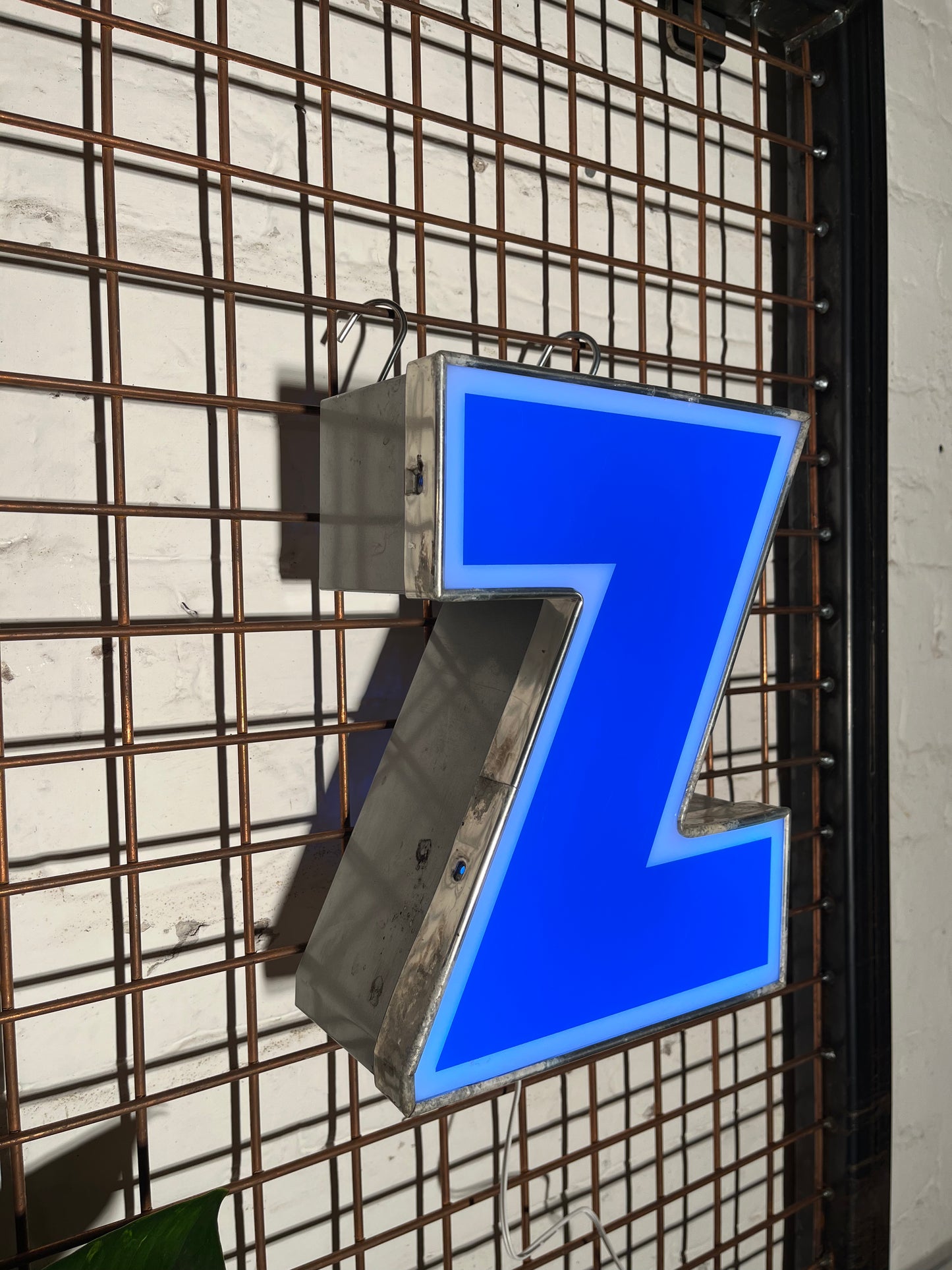 Buchstabe Z – Vintage Leuchtbuchstabe aus Metall