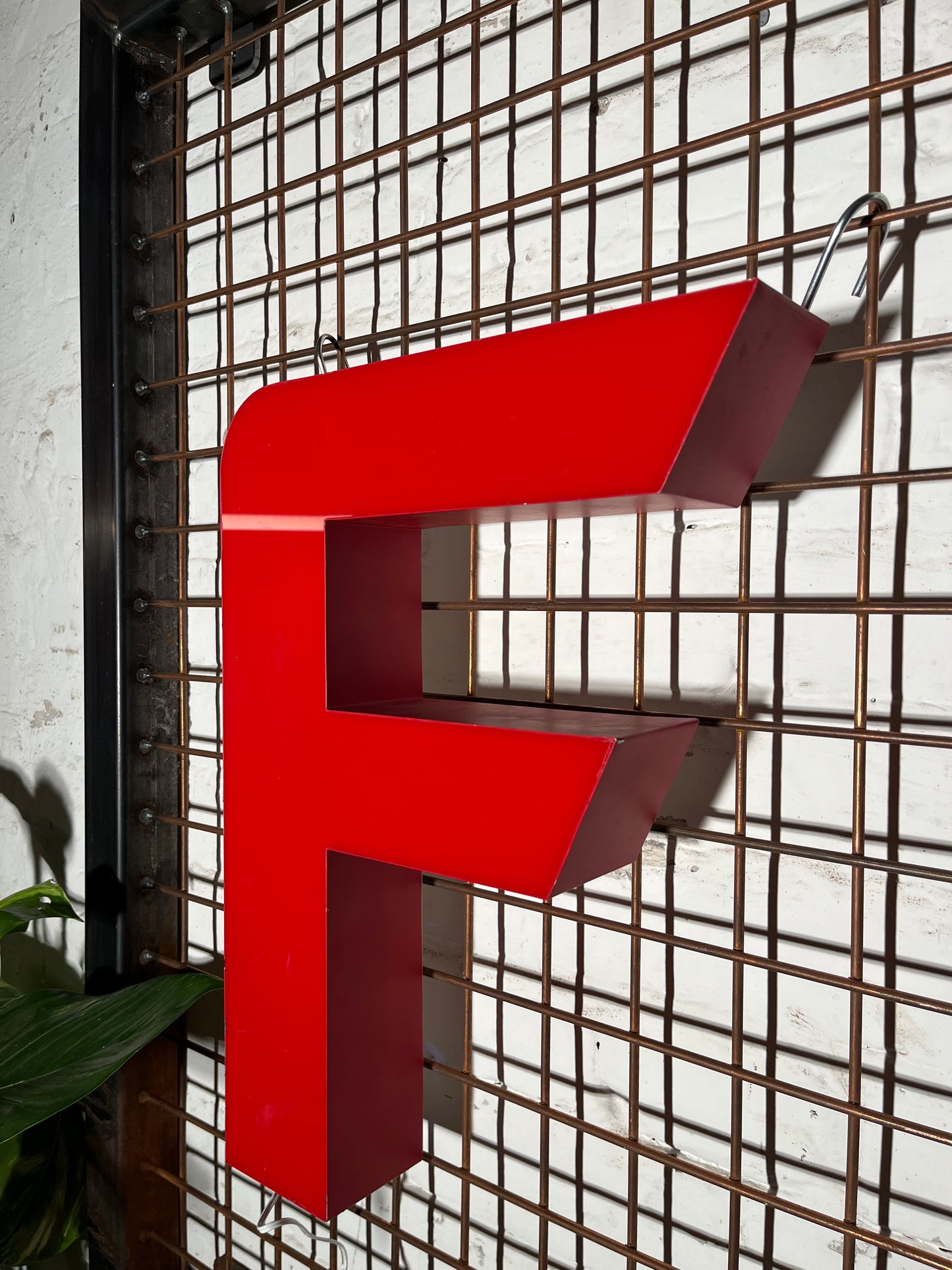 Buchstabe F – Vintage Leuchtbuchstabe aus Metall