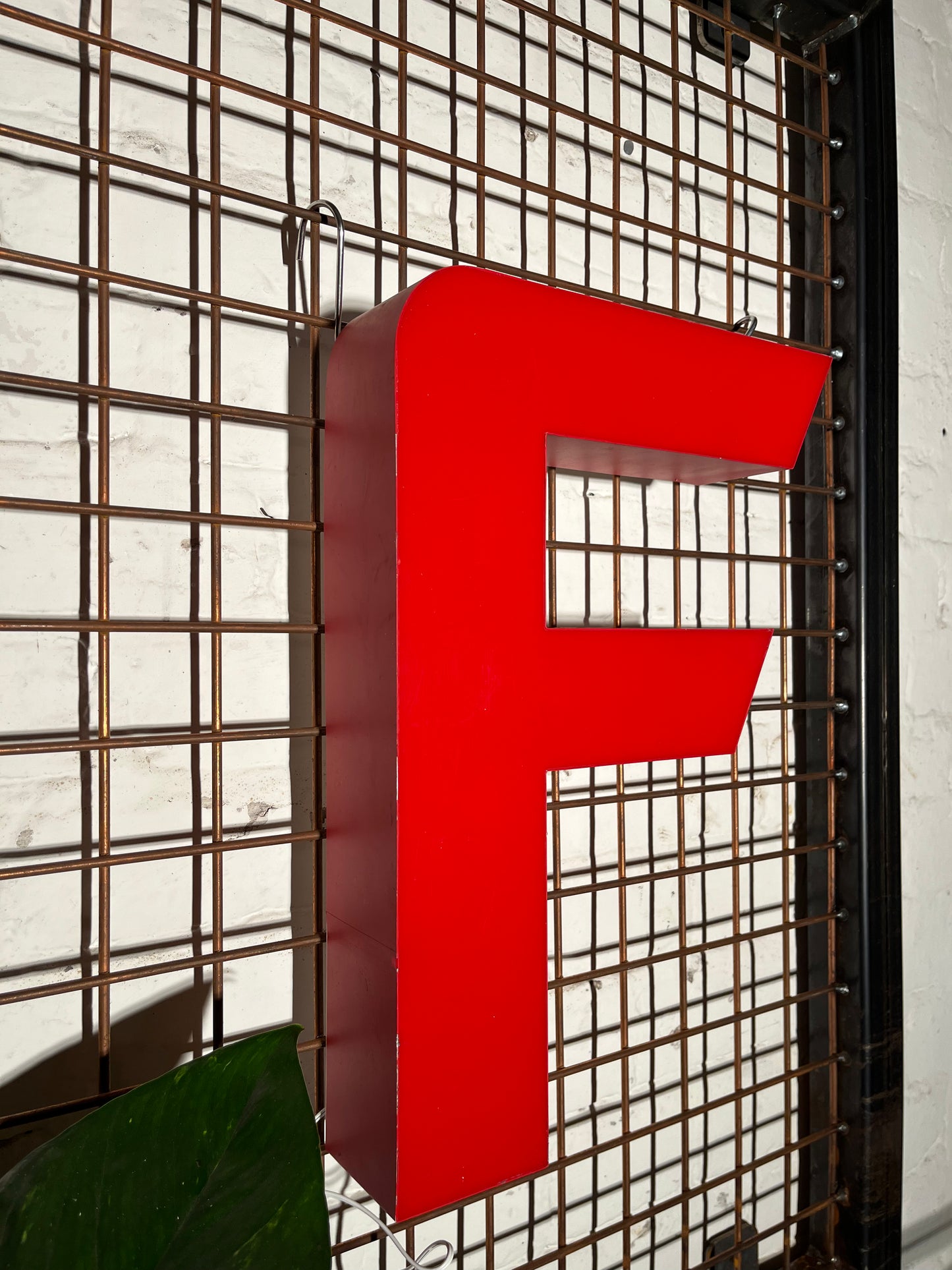 Buchstabe F – Vintage Leuchtbuchstabe aus Metall