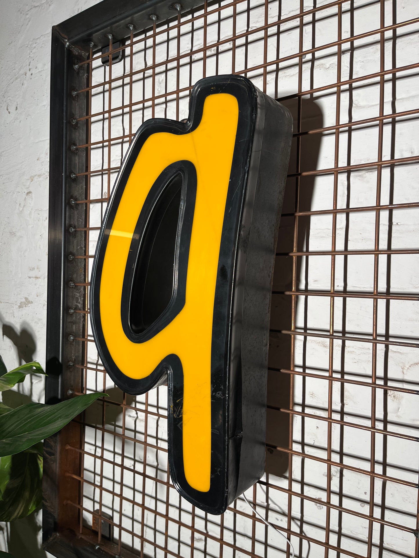 Buchstabe Q – Vintage Leuchtbuchstabe aus Metall