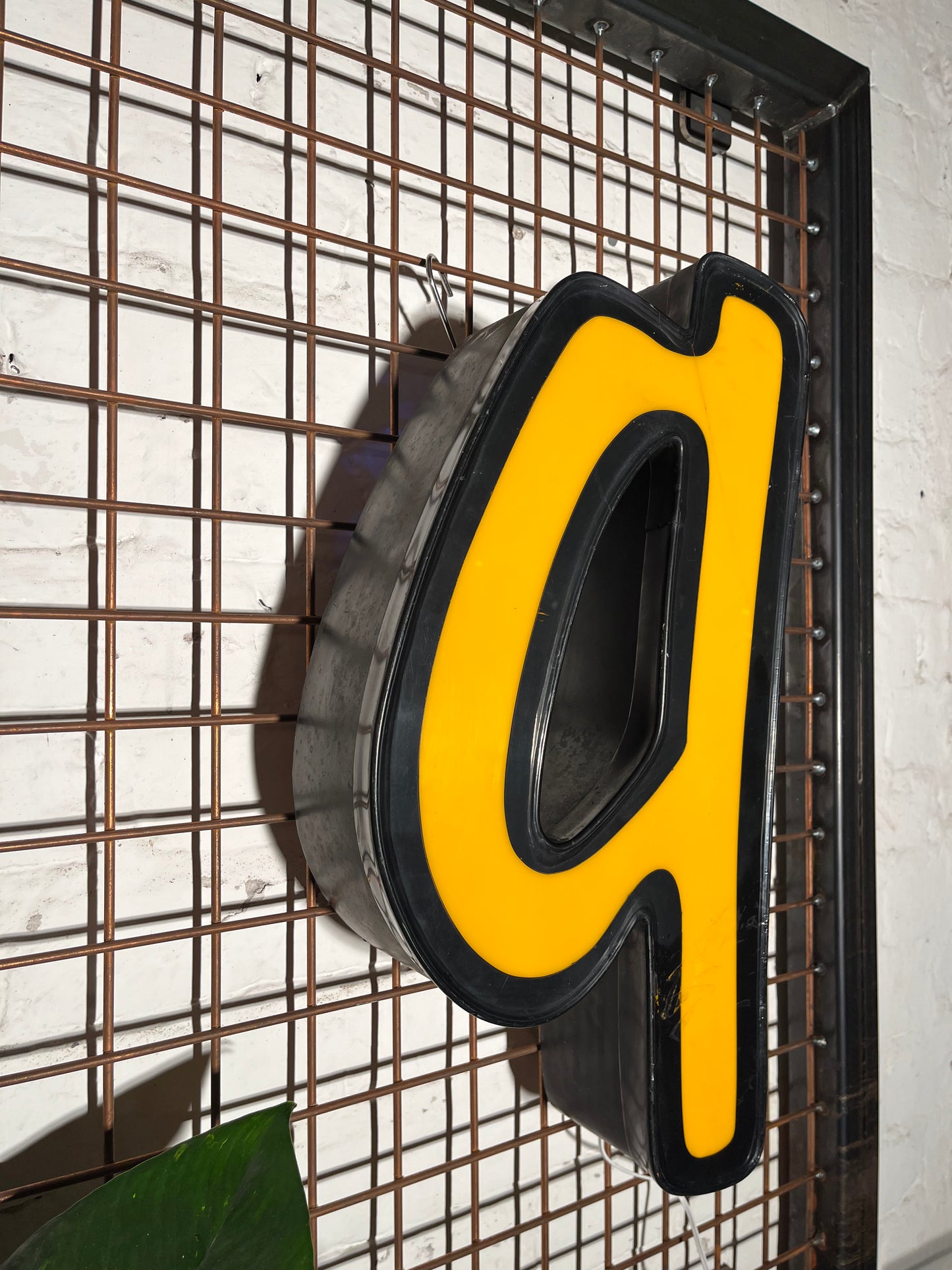 Buchstabe Q – Vintage Leuchtbuchstabe aus Metall