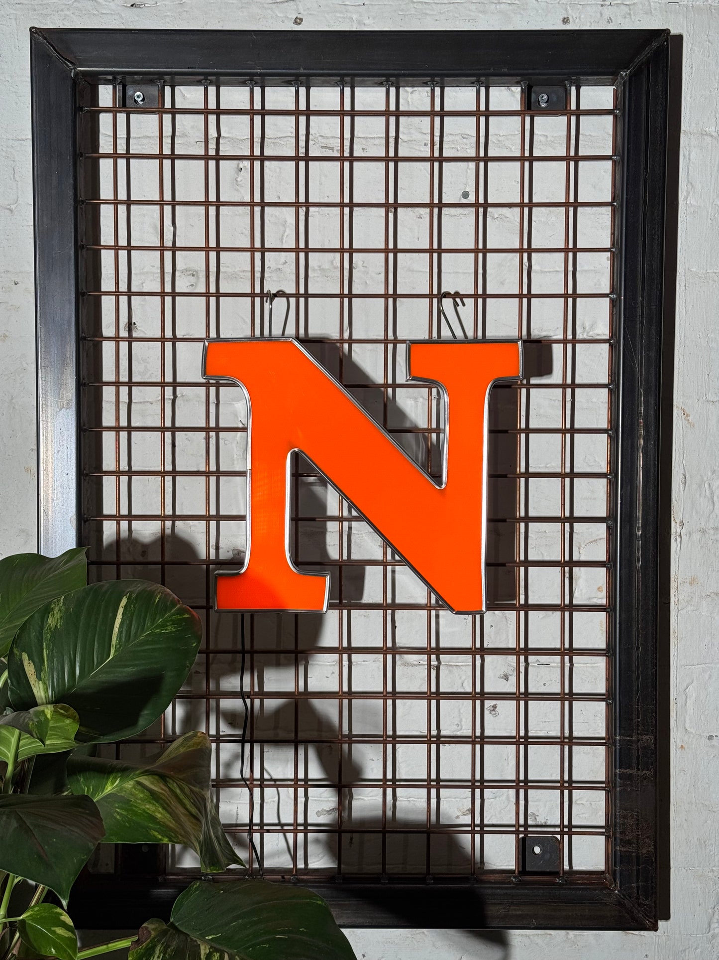Leuchtbuchstabe N aus Metall – restauriertes Vintage Einzelstück aus Berliner Reklame