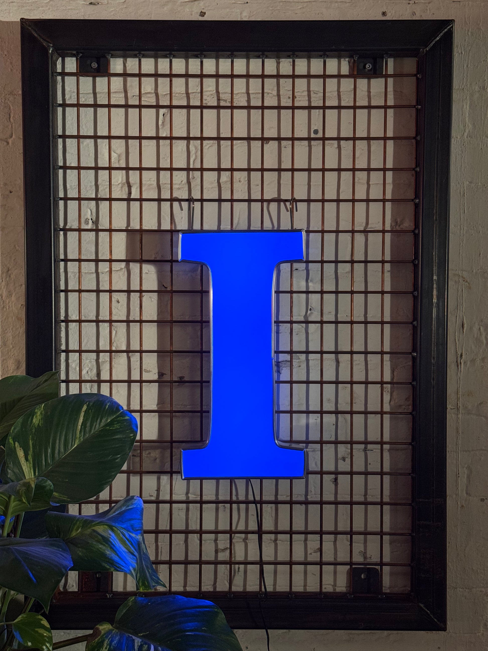 Leuchtbuchstabe I aus Metall – restauriertes Vintage Einzelstück aus Berliner Reklame