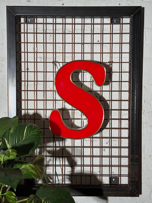 Leuchtbuchstabe S aus Metall – restauriertes Vintage Einzelstück aus Berliner Reklame