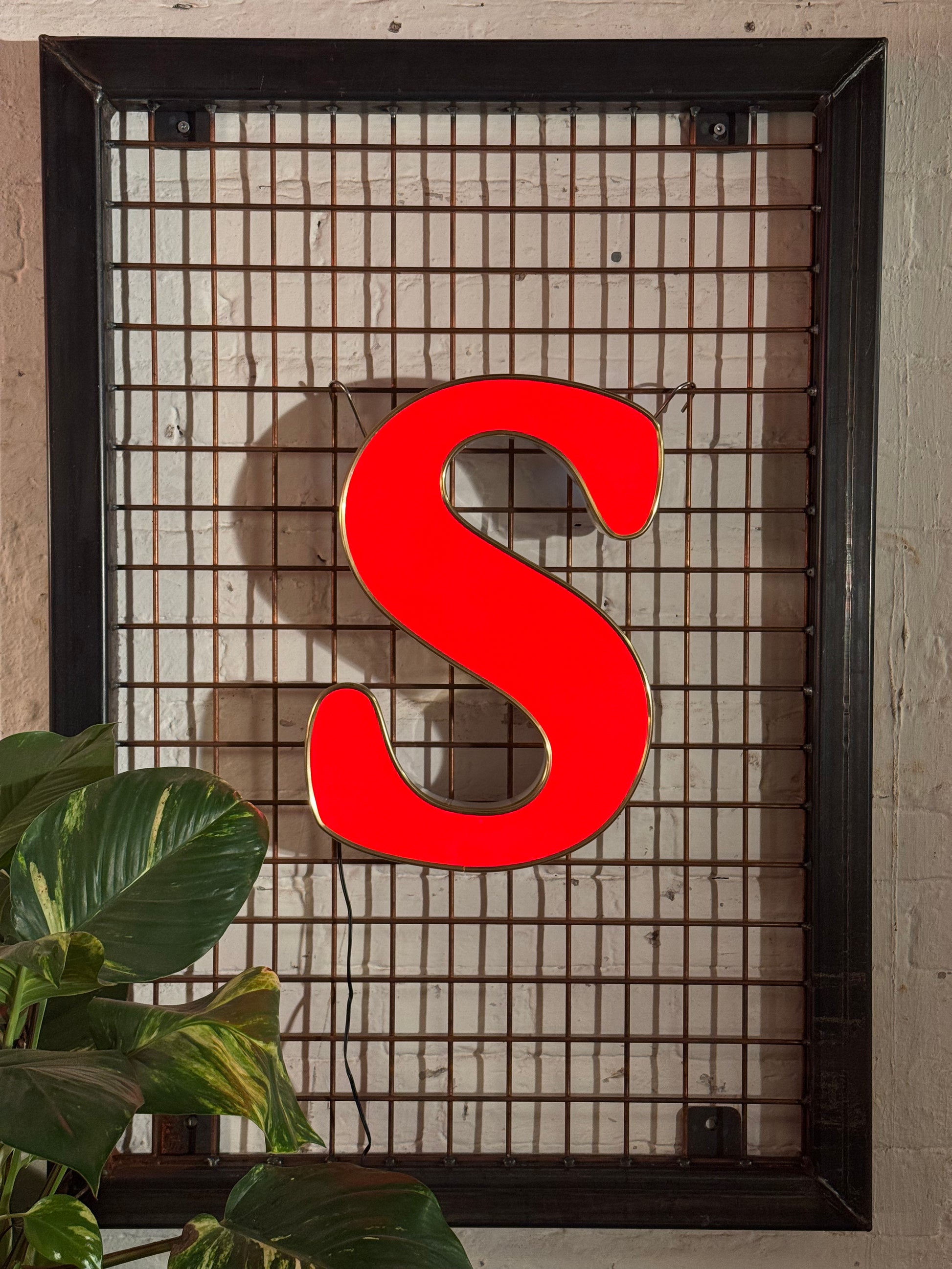 Leuchtbuchstabe S aus Metall – restauriertes Vintage Einzelstück aus Berliner Reklame
