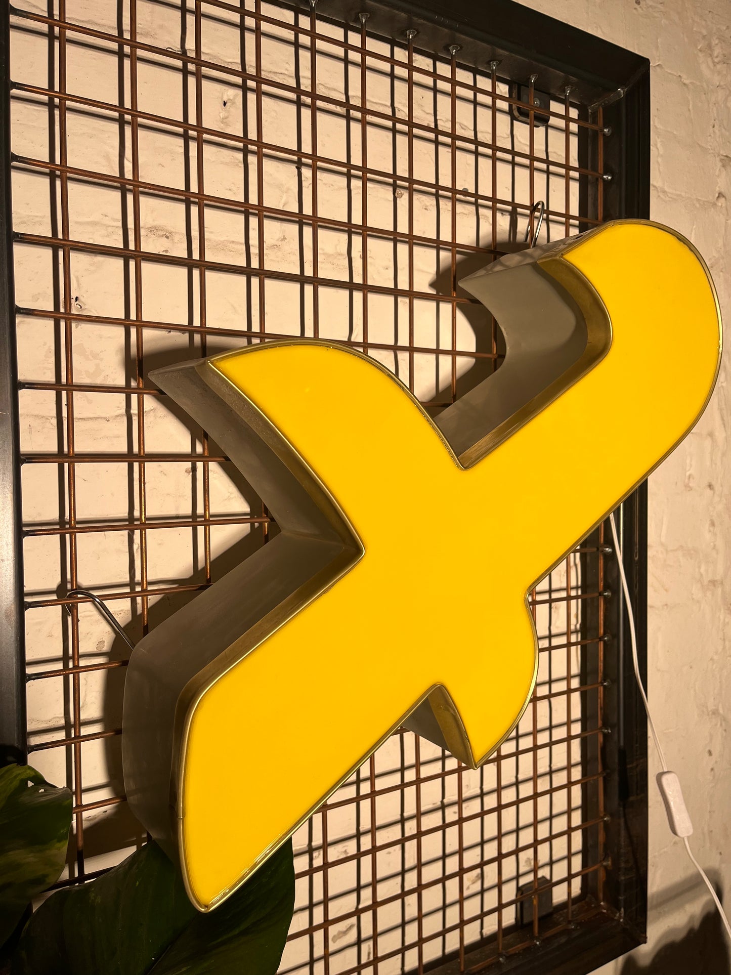 Buchstabe X – Vintage Leuchtbuchstabe aus Metall