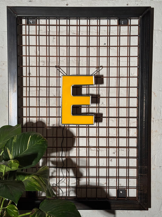 Leuchtbuchstabe E aus Metall – restauriertes Vintage Einzelstück aus Berliner Reklame
