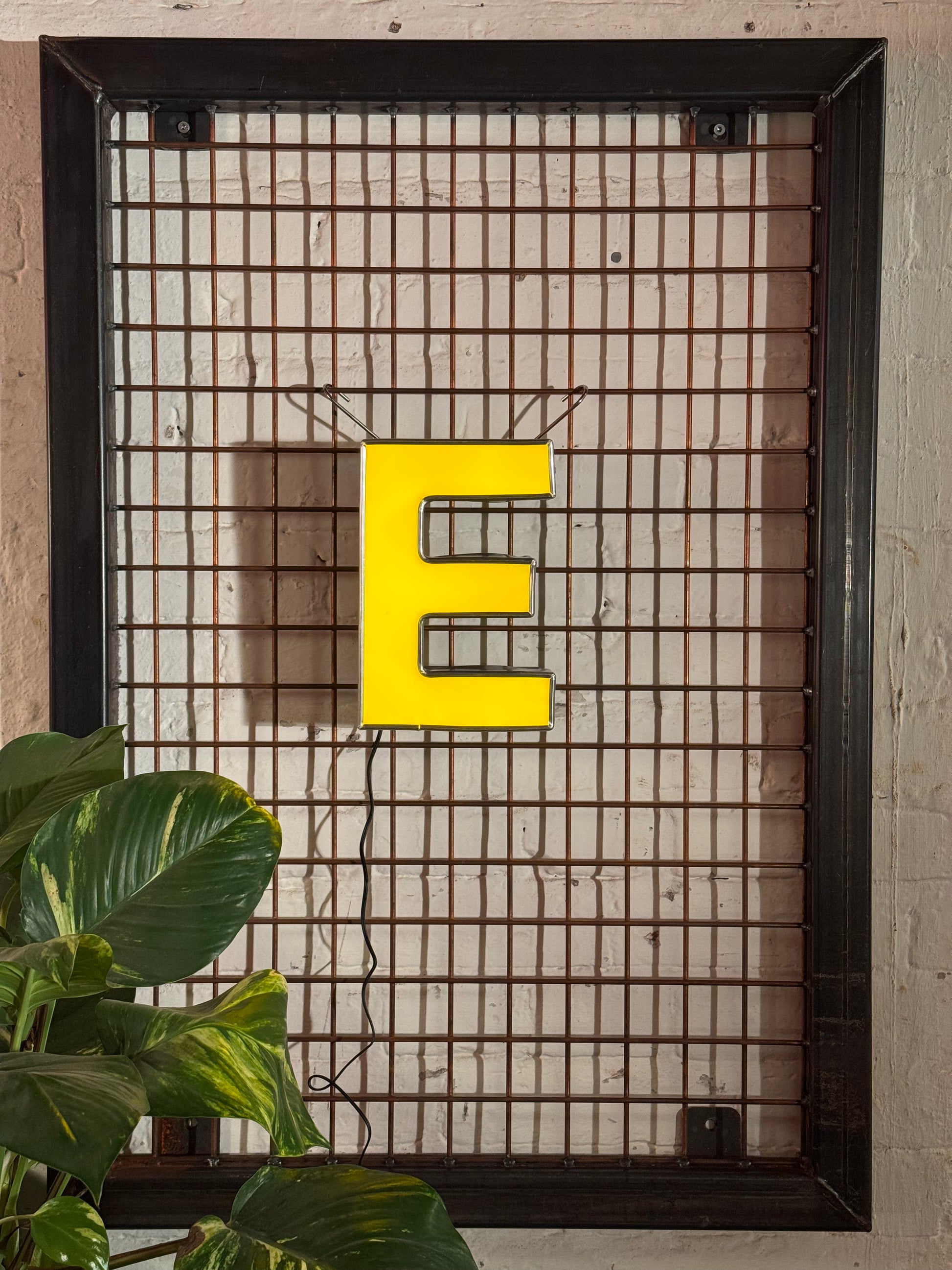 Leuchtbuchstabe E aus Metall – restauriertes Vintage Einzelstück aus Berliner Reklame