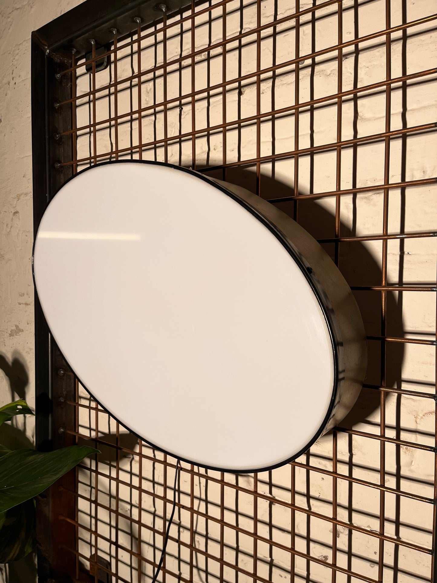 Buchstabe "Punkt" – Vintage Leuchtbuchstabe aus Metall