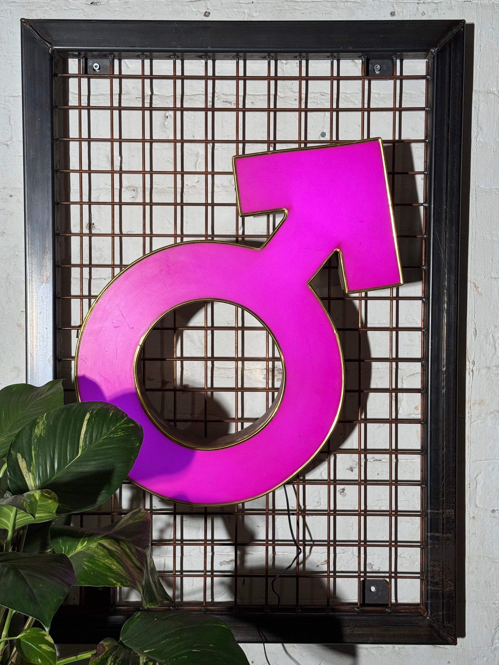 Leuchtbuchstabe ♂ aus Metall – restauriertes Vintage Einzelstück aus Berliner Reklame