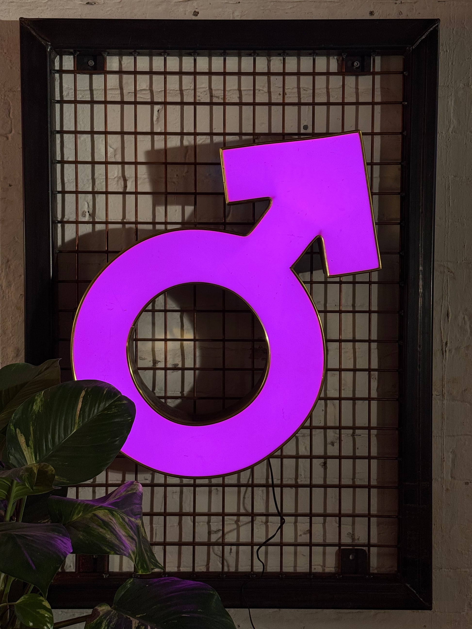 Leuchtbuchstabe ♂ aus Metall – restauriertes Vintage Einzelstück aus Berliner Reklame