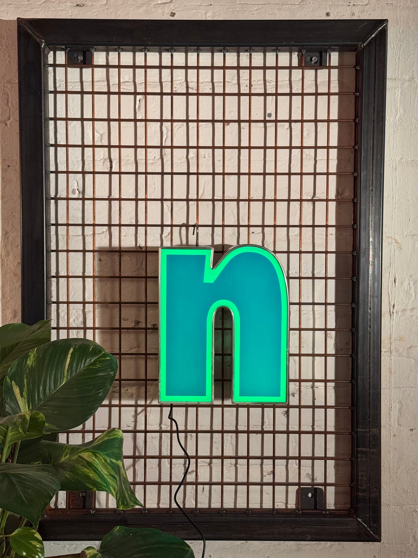 Leuchtbuchstabe N aus Metall – restauriertes Vintage Einzelstück aus Berliner Reklame