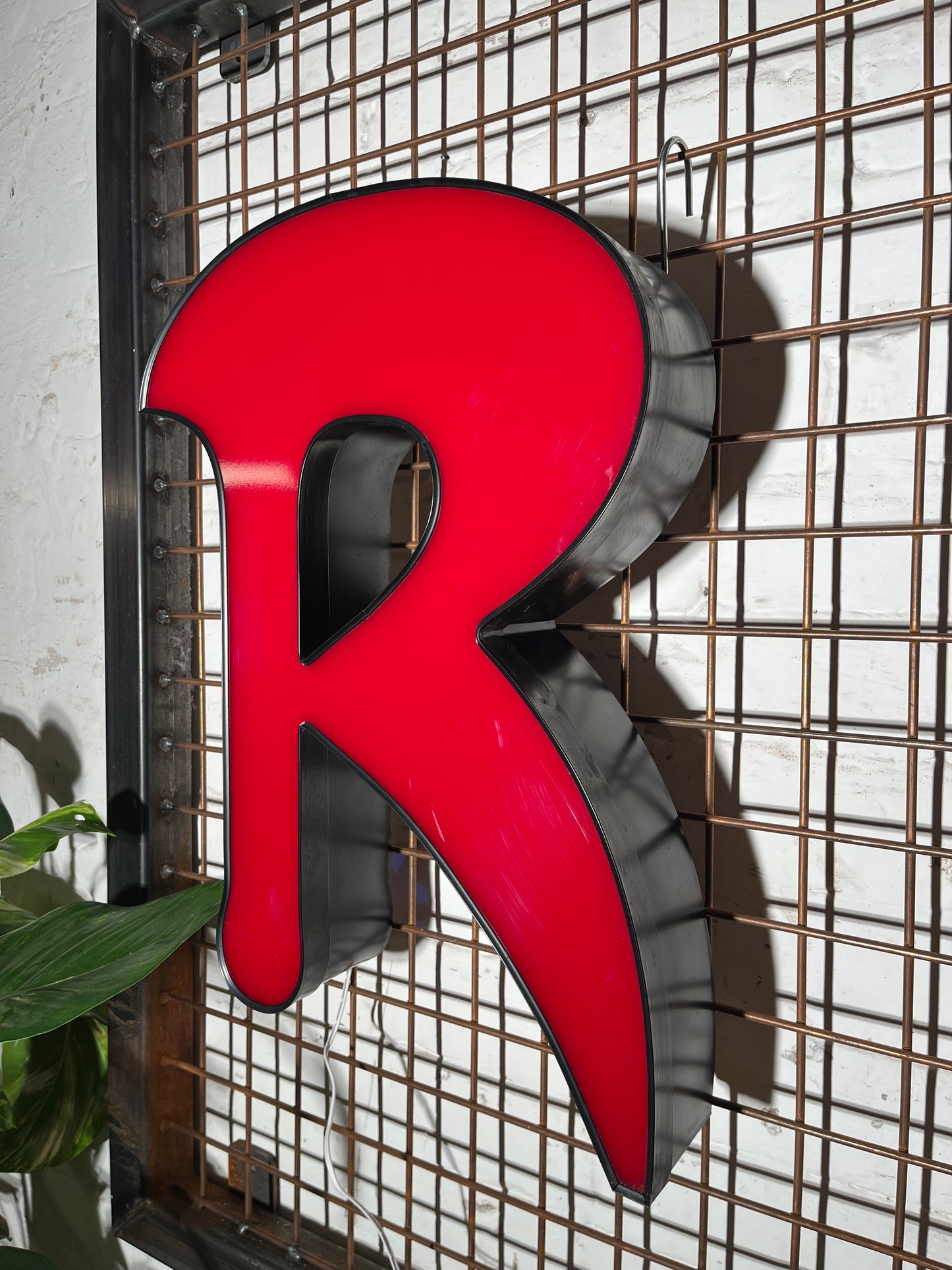Buchstabe R – Vintage Leuchtbuchstabe aus Metall