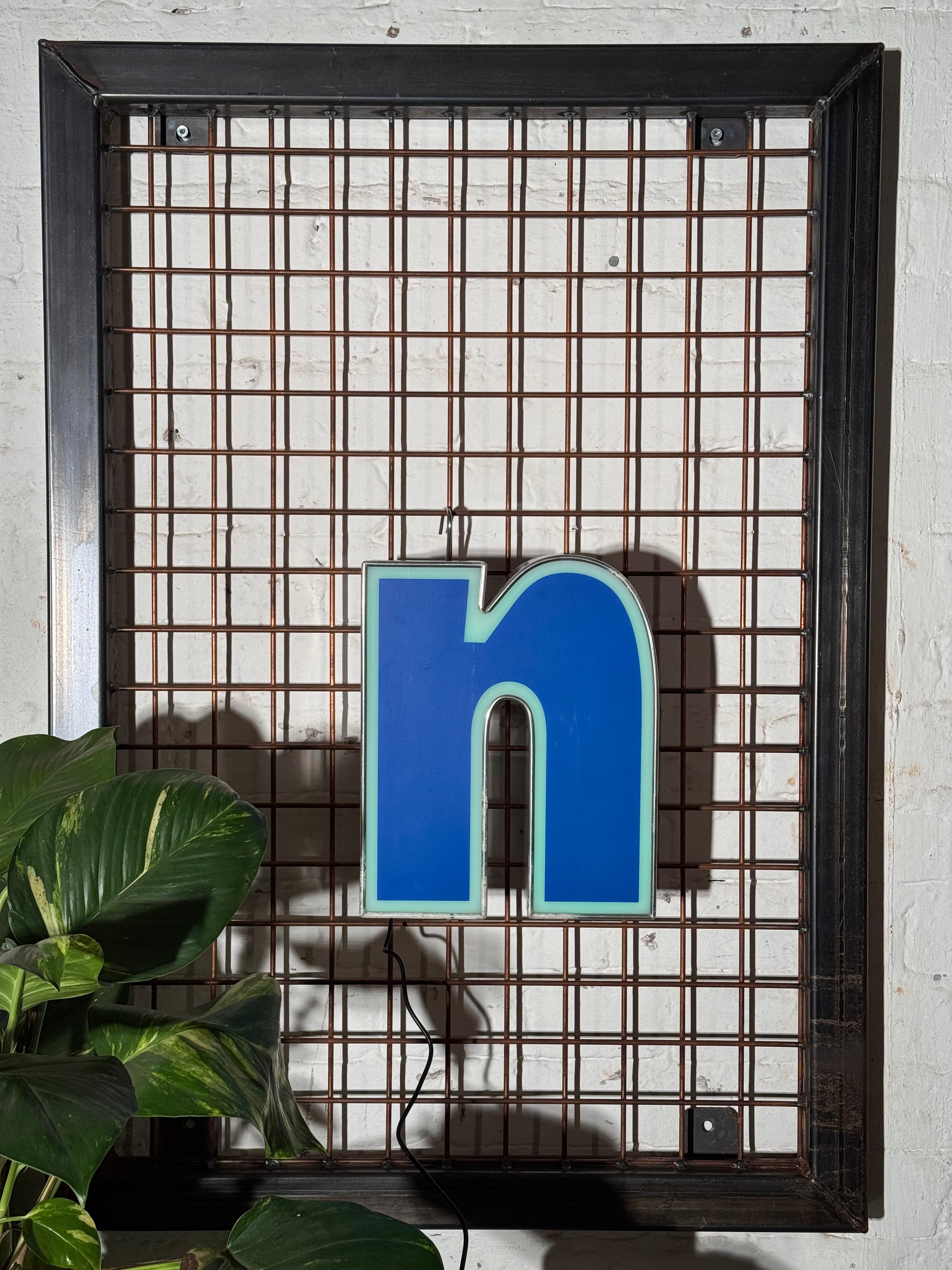 Leuchtbuchstabe N aus Metall – restauriertes Vintage Einzelstück aus Berliner Reklame